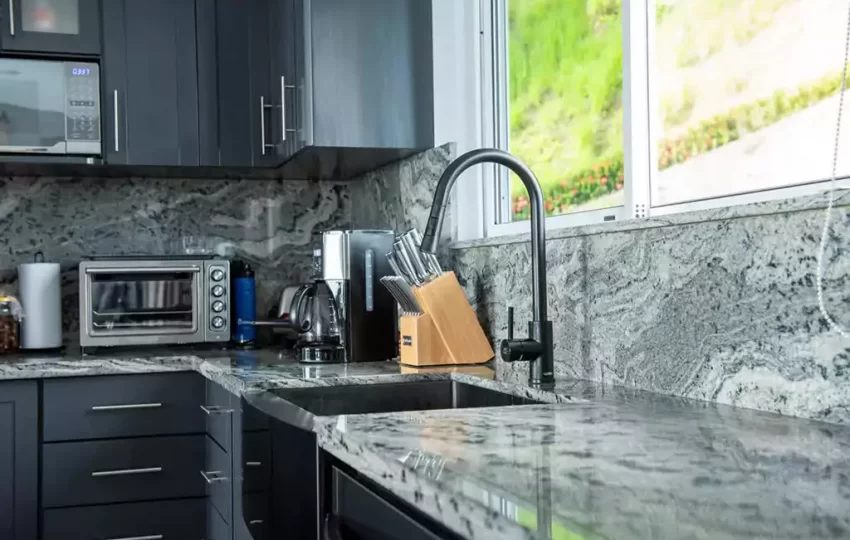 Diseños de interiores integrando el granito exótico