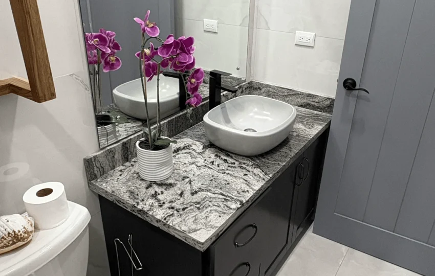 Diseñar baños de lujo con mármol y granito