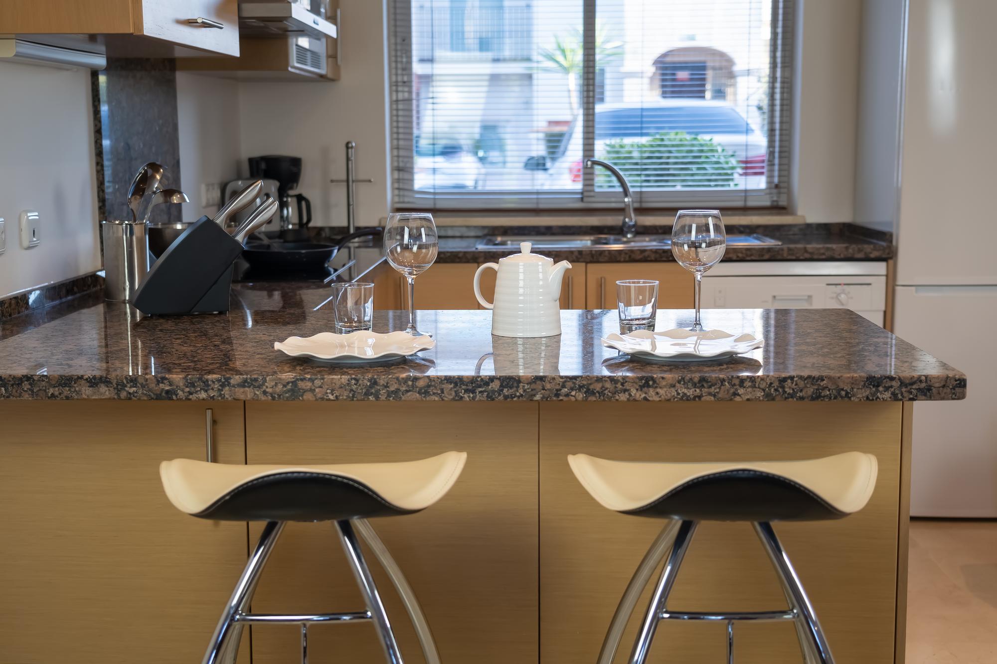 Quartz and Granite Countertops for Airbnb in Dominical, Uvita, and Pérez Zeledón: Which Material Withstands Heavy Vacation Rental Use?